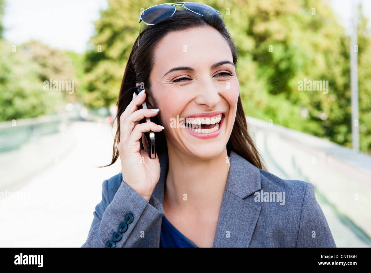 Geschäftsfrau mit Handy im freien Stockfoto