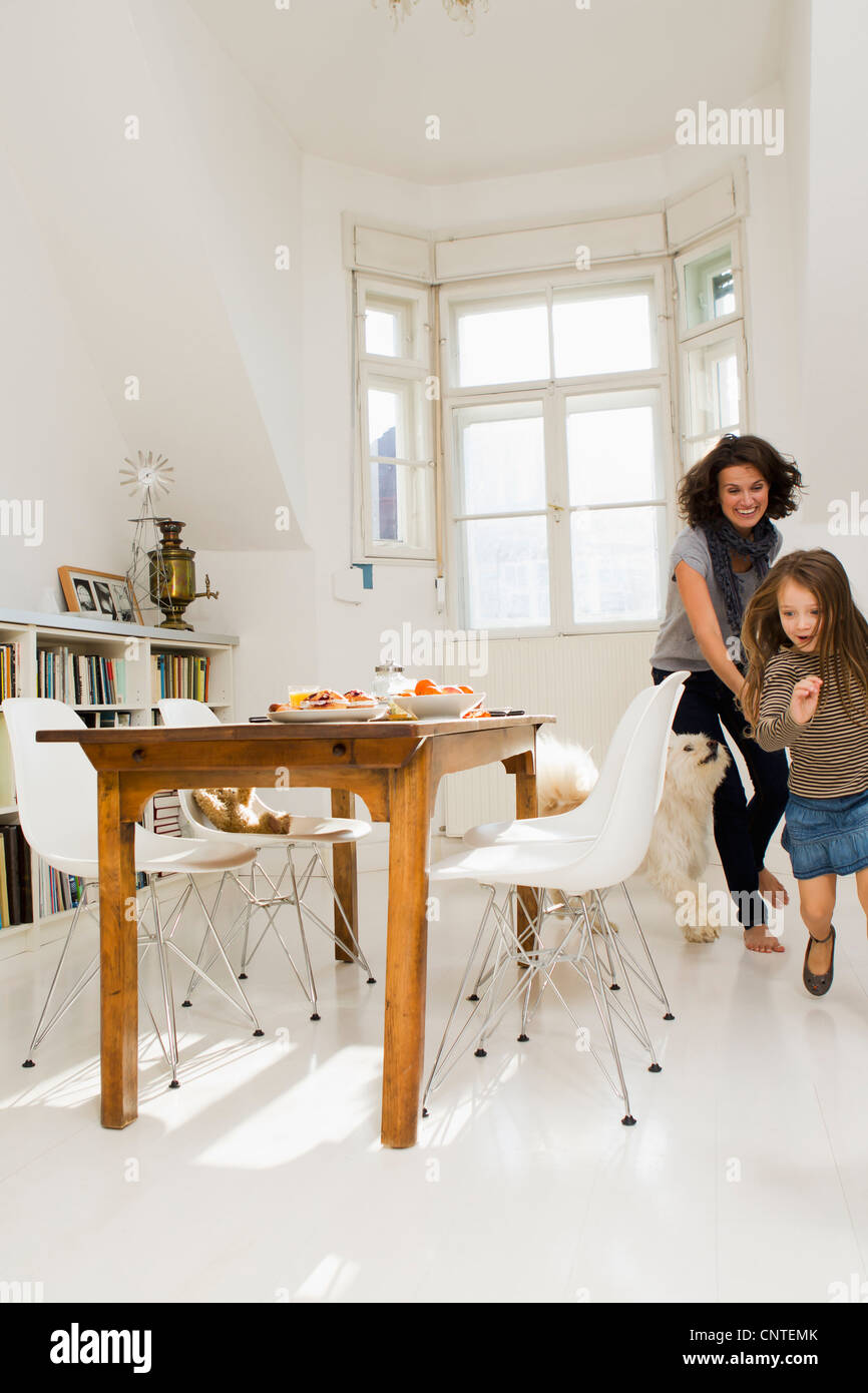 Frau spielt mit Tochter in der Küche Stockfoto