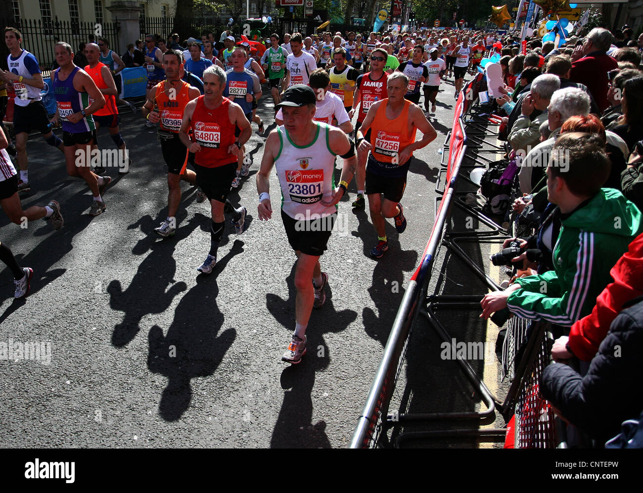 Konkurrenten während der 32. Virgin London-Marathon in London, 22. April 2012 Stockfoto