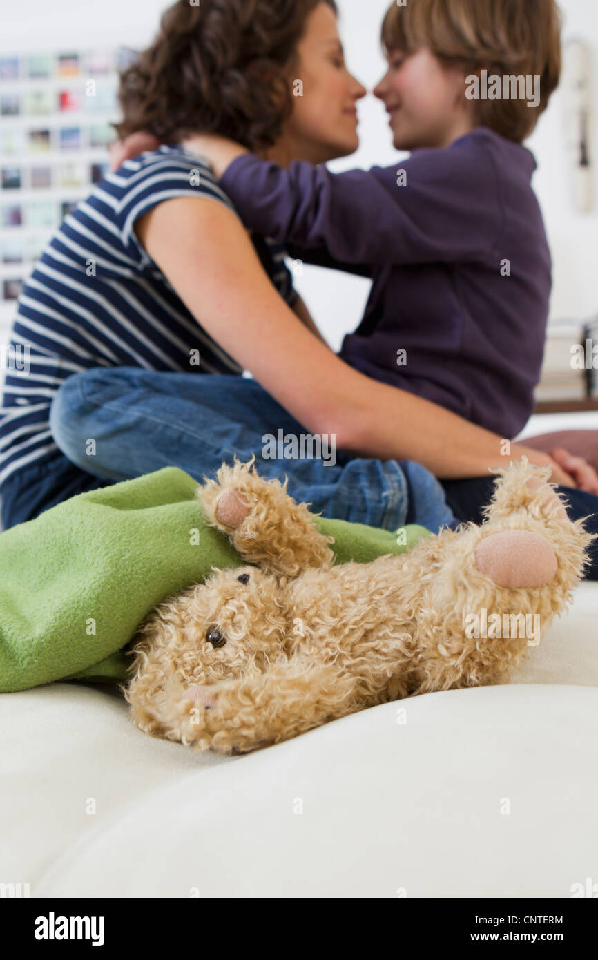 Mutter und Sohn im Wohnzimmer entspannen Stockfoto