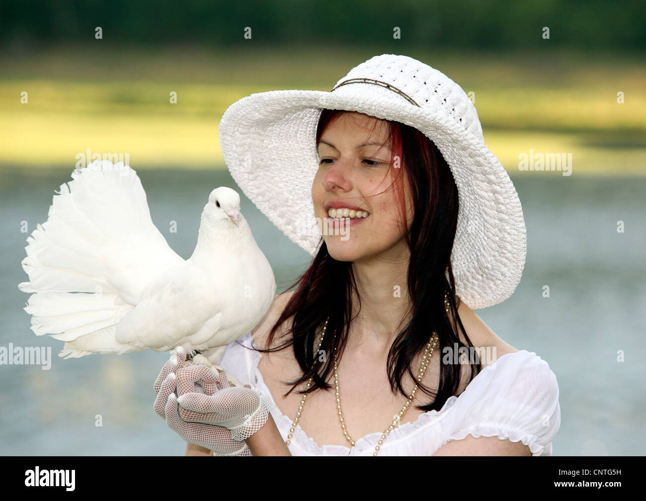 junge Frau mit weiße Taube Stockfoto