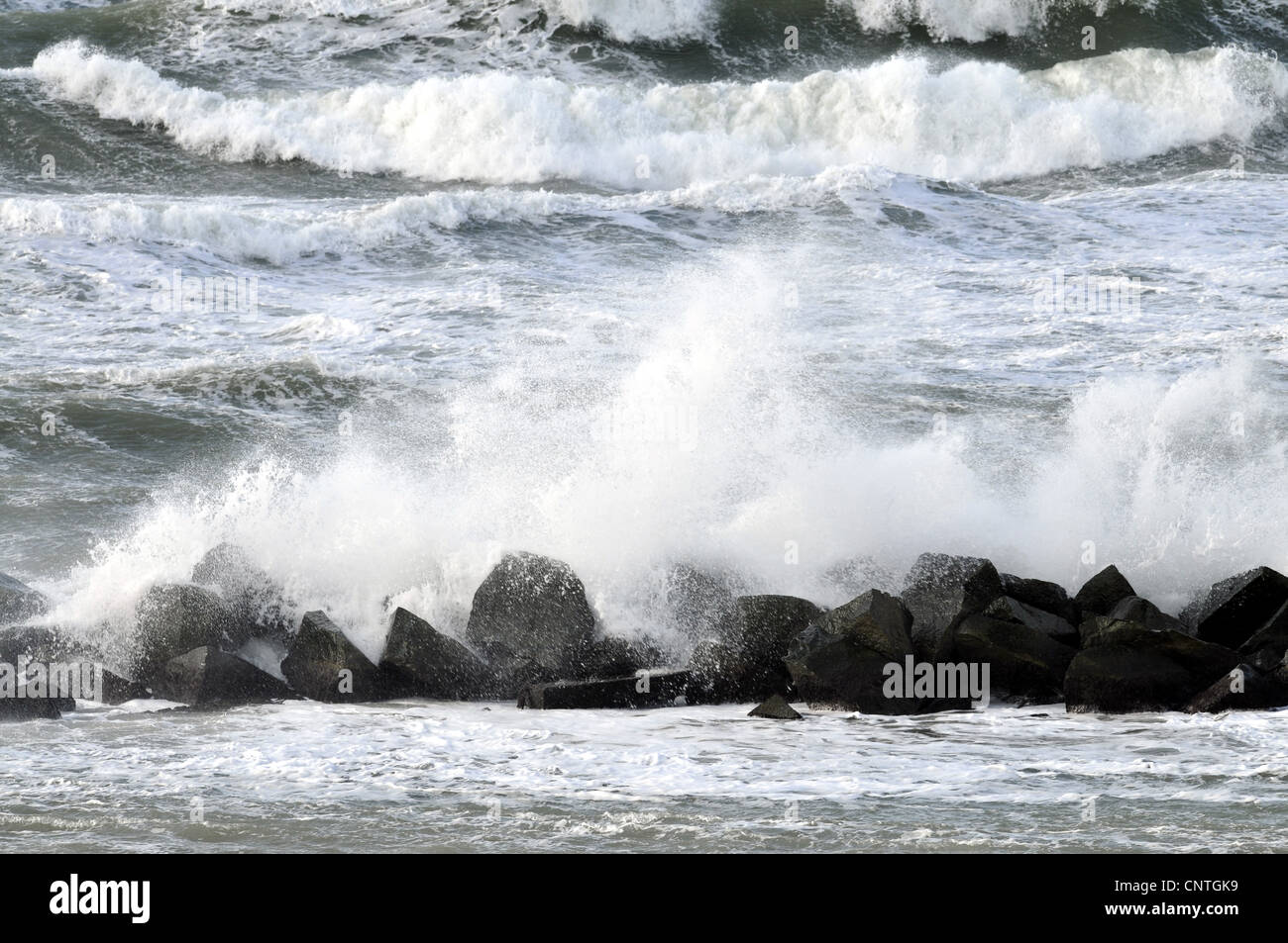Wellenbrecher in der stürmischen Ostsee, Deutschland, Mecklenburg Vorpommern Stockfoto