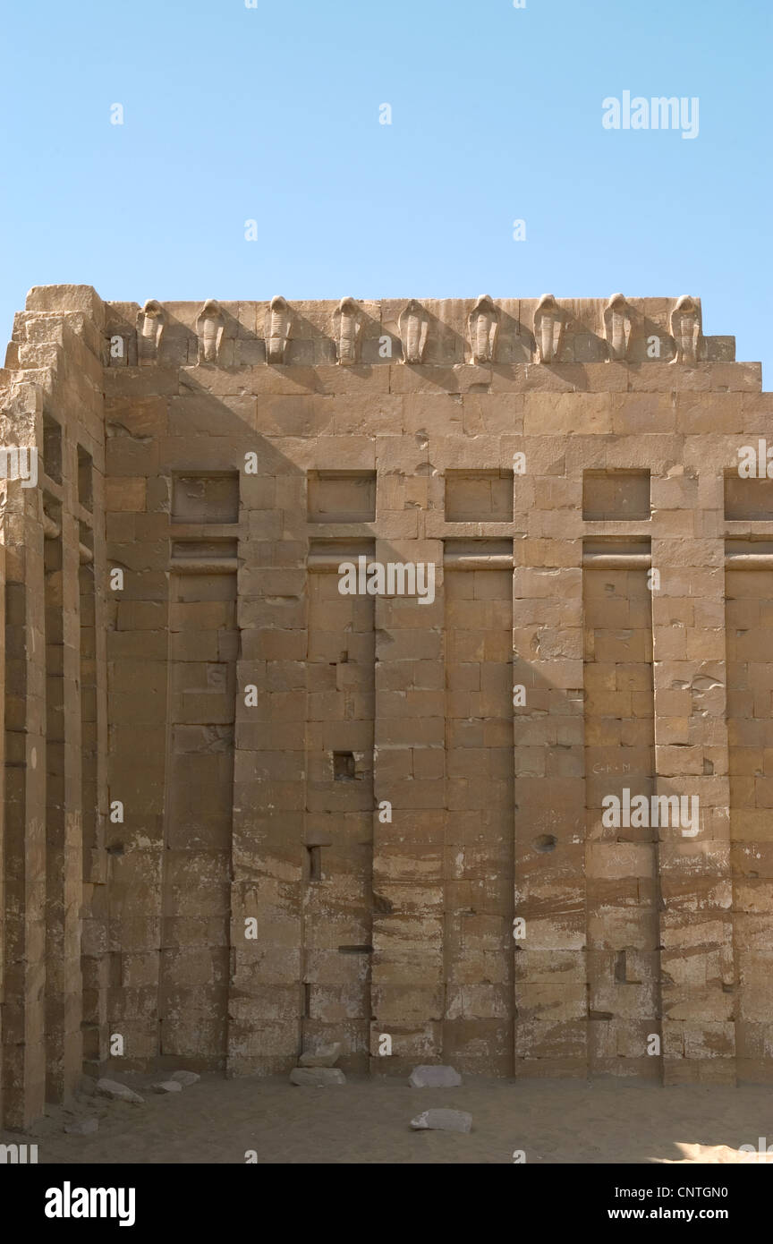 Ägypten. Sakkara. Djoser ist komplex. Kalksteinwände mit 14 Scheintüren und Haupteingang. Dritten Jahrtausend. Altes Königreich. Stockfoto