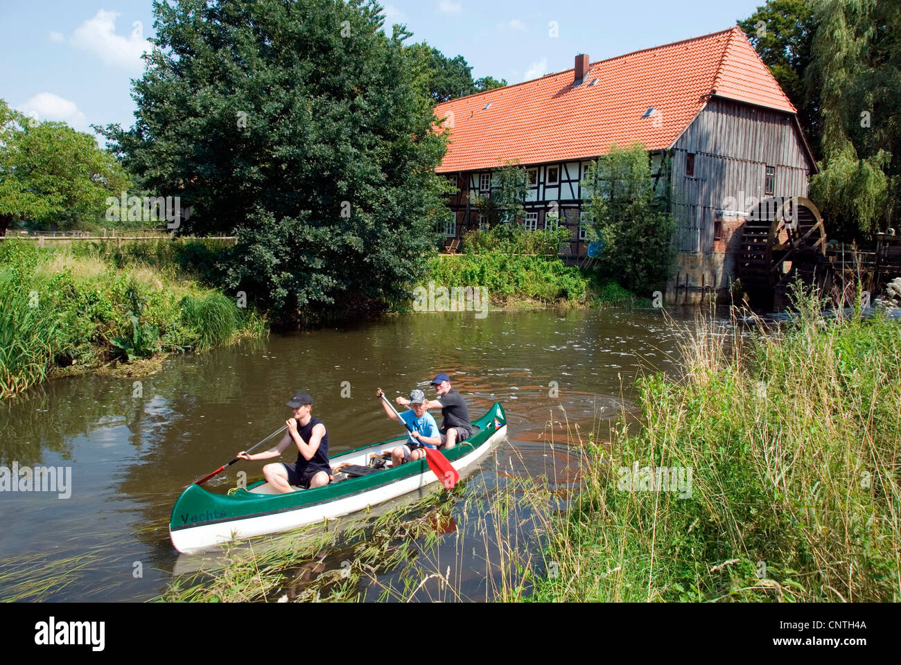 Eltzer Mühle und Boot am Fluss Fuhse, Deutschland, Niedersachsen, Eltze Stockfoto