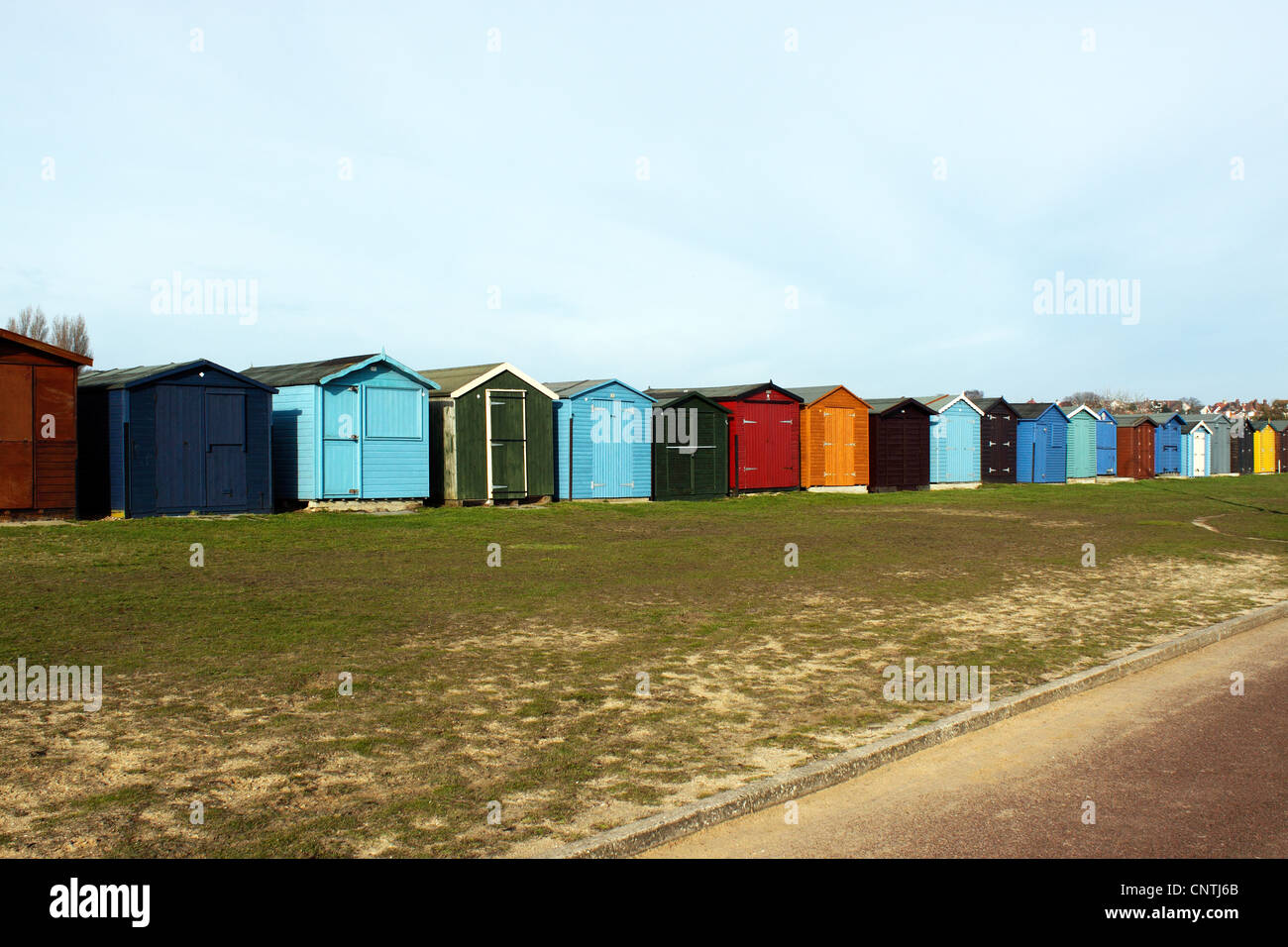 STRAND-HÜTTEN IM WINTER IN DOVERCOURT AUF DER KÜSTE VON ESSEX. VEREINIGTES KÖNIGREICH. Stockfoto