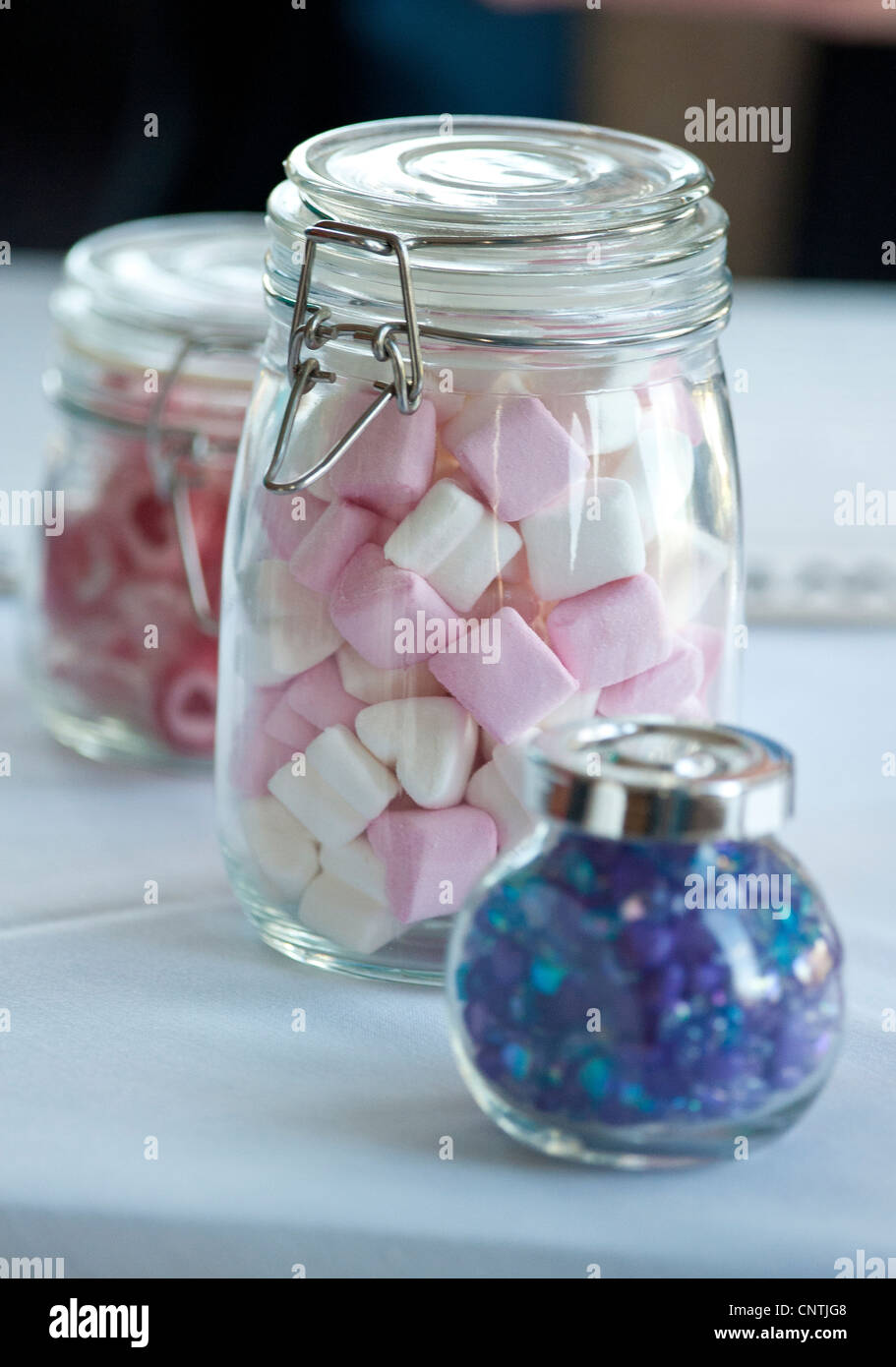 Bild von Darren Cool sortiert Sweet Gläser. Marshmallows, Rhabarber und Pudding. Stockfoto