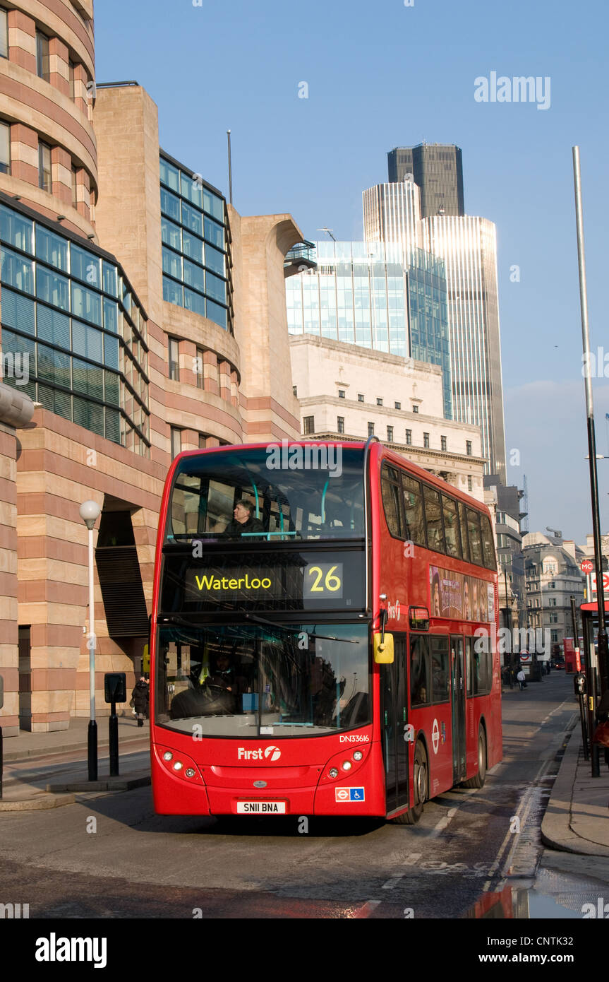 Ein erste London Alexander Dennis Enviro 400 Bus fährt die Bank Kreuzung zu Queen Victoria Street, City of London reisen Stockfoto