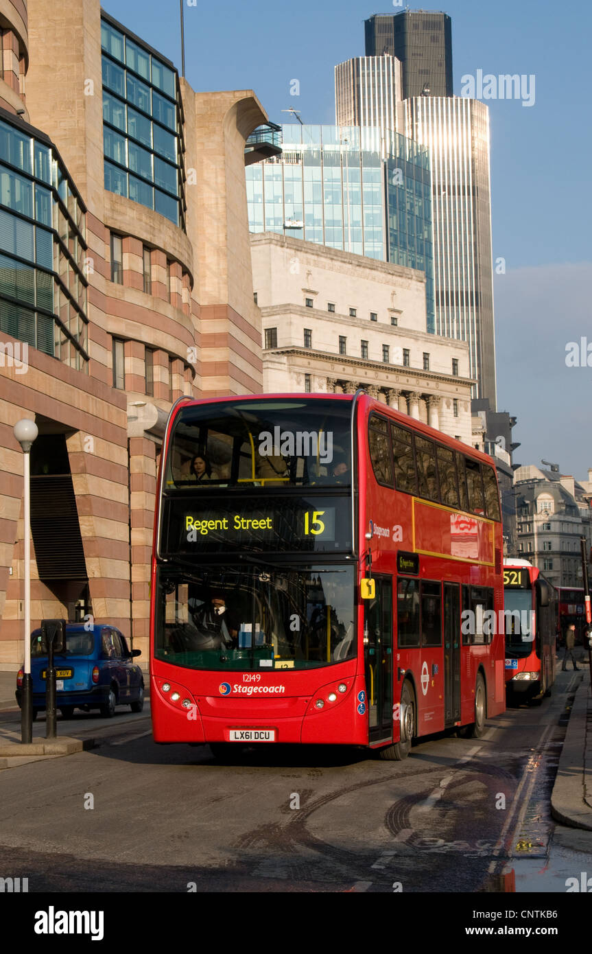 Ein Alexander Dennis Enviro 400-Bus betrieben von Stagecoach London verläuft entlang der Queen Victoria Street in der City of London Stockfoto