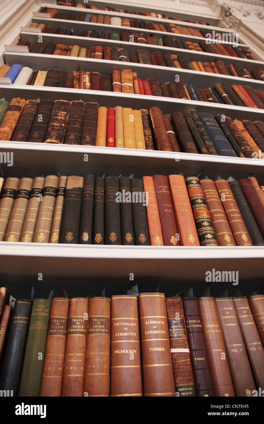 Wissenschaft-Bücher in der Bibliothek des Royal Institute, London Stockfoto