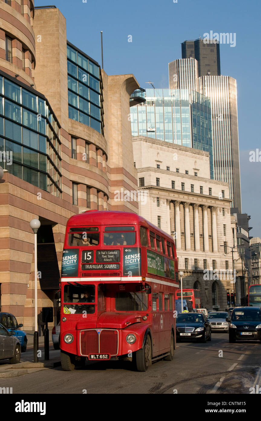 Ein AEC Routemaster Bus auf Geschichtsroute 15 hat nur über die Bank-Kreuzung im Queen Victoria Street übergeben. Stockfoto
