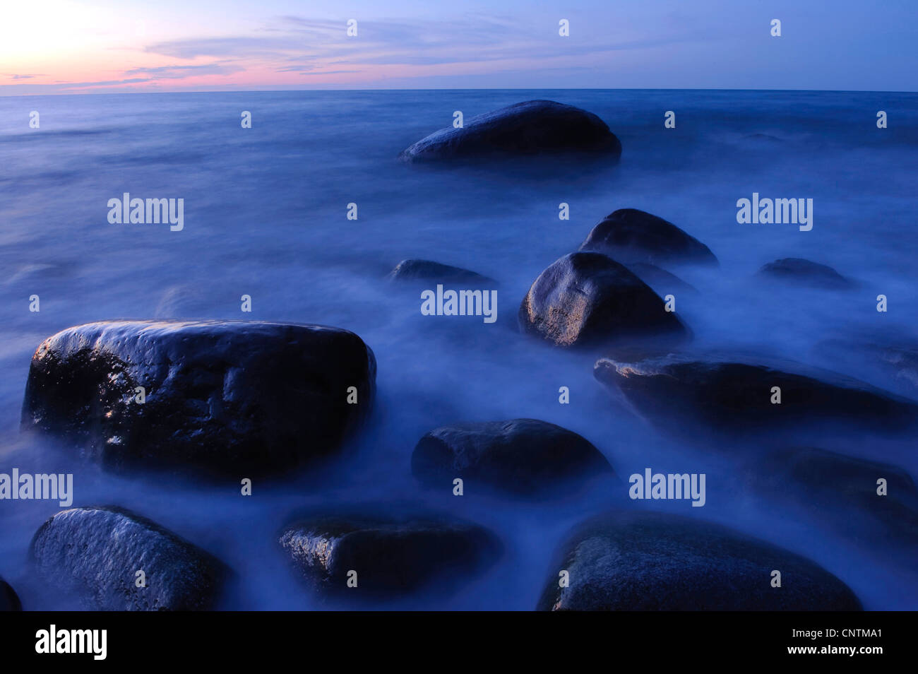 Felsen im Meer Maltic Ar Sonnenuntergang, Nationalpark Jasmund, Rügen, Mecklenburg-Vorpommern, Deutschland Stockfoto