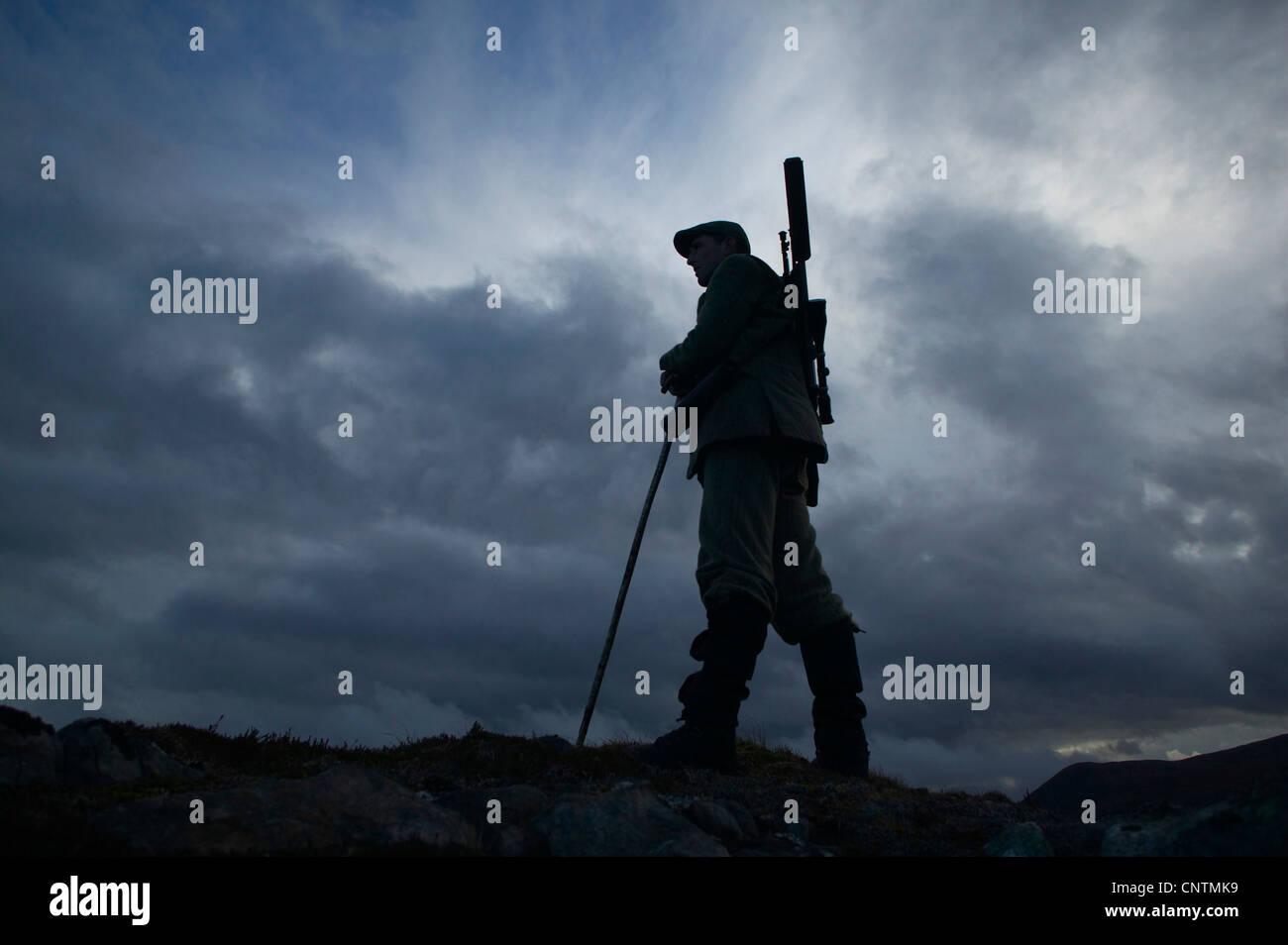 Stalker stehend auf einem Bergkamm Blick während der steigenden Storm Alladale Wilderness Reserve, Sutherland, Schottland, Vereinigtes Königreich Stockfoto