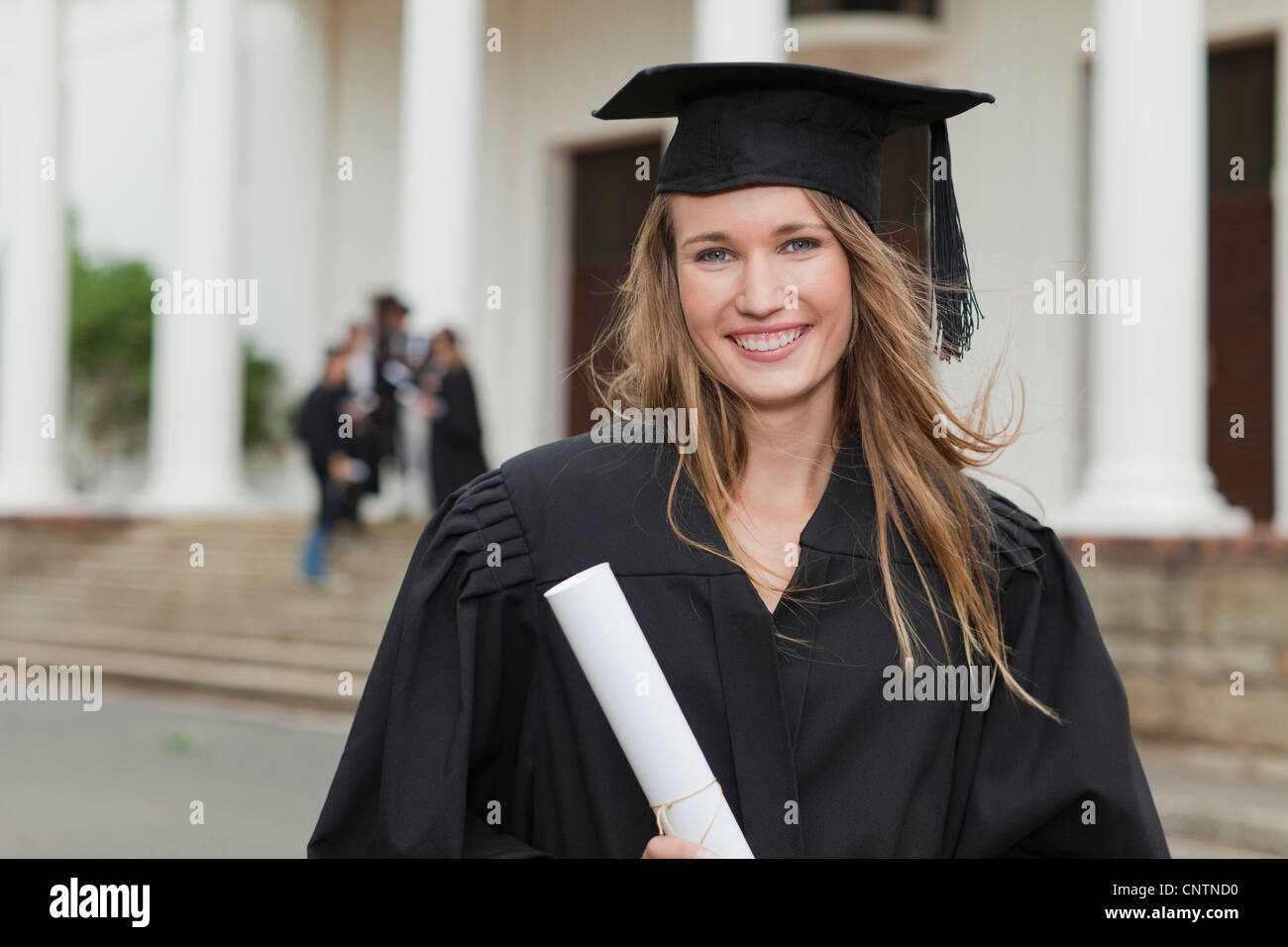 Absolvent mit ihr Studium auf dem campus Stockfoto