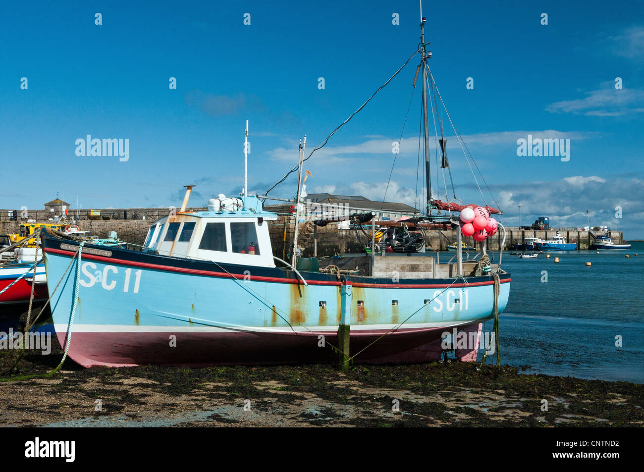 Angelboot/Fischerboot vor Anker am Stadtstrand auf der Scillies Stadt von Hugh Town Stockfoto