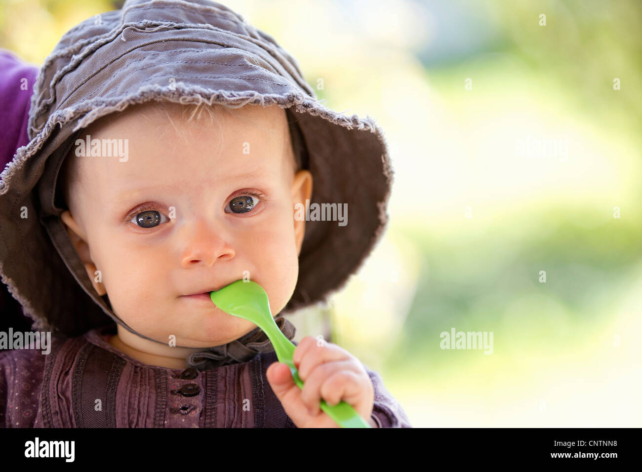 Baby-kauen auf Löffel im freien Stockfoto