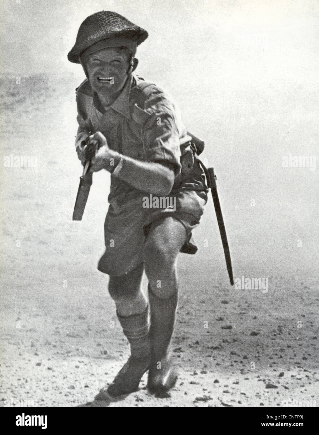Nordafrika Kampagne 1942 A britischer Soldat lädt die Kamera in einem inszenierten Propaganda-Foto Stockfoto