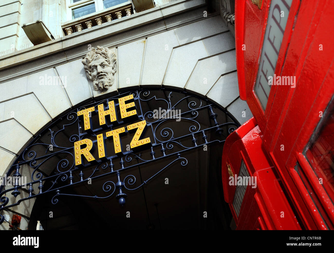 Außenseite des The Ritz Hotel Piccadilly und rote Telefonzelle London UK Stockfoto