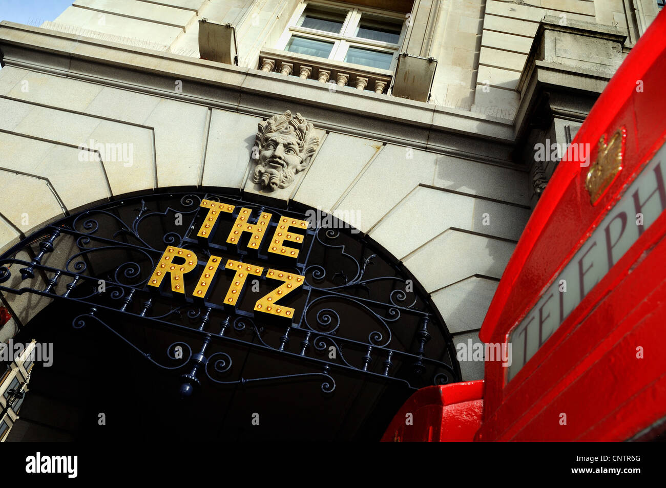 Außenseite des The Ritz Hotel Piccadilly, London Stockfoto