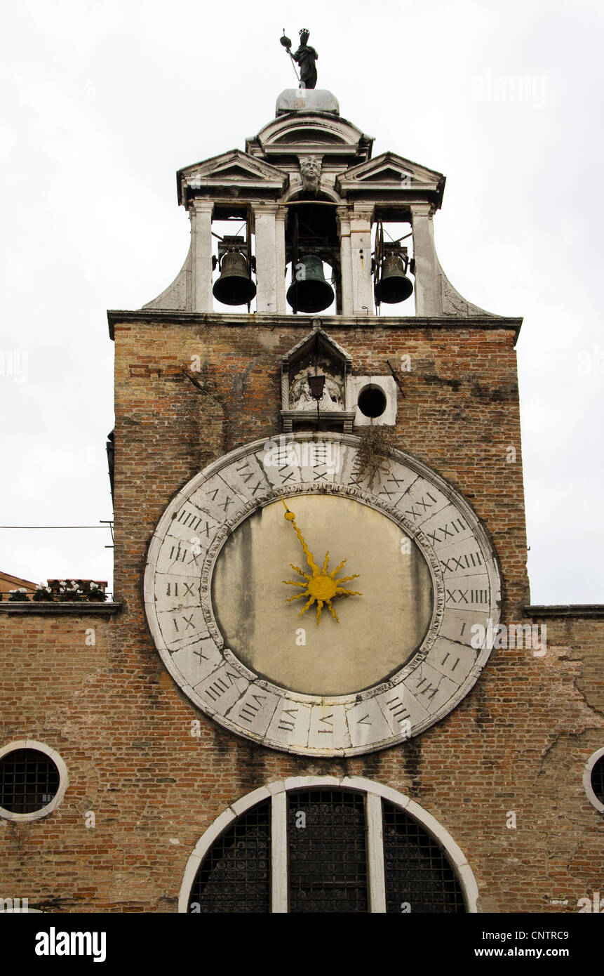 Bell Tower von San Giacomo di Rialto Kirche - Sestiere San Polo, Venedig - Italien Stockfoto