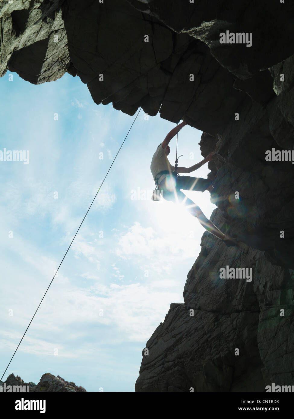 Kletterer, die steile Felswand Skalierung Stockfoto