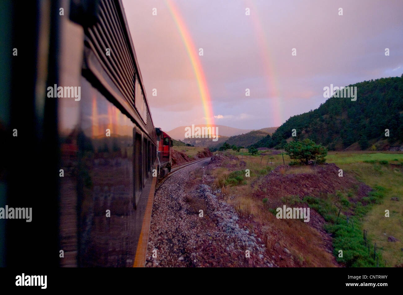 Ein doppelter Regenbogen gesehen aus dem Chihuahua al Pacifico-Zug in der Nähe von Creel. Stockfoto