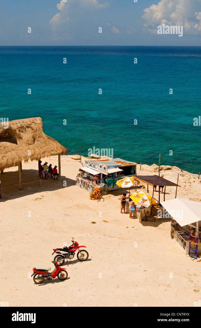 Direkt am Strand Essen und Handwerk Ständen auf der Isla Mujeres. Stockfoto