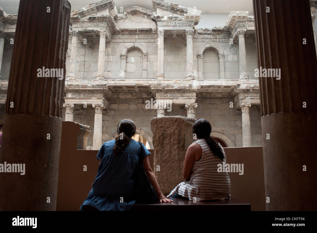 Besucher des Pergamon-Museum befindet sich auf der Museumsinsel in Berlin-Mitte, Blick auf das Markttor von Milet Stockfoto