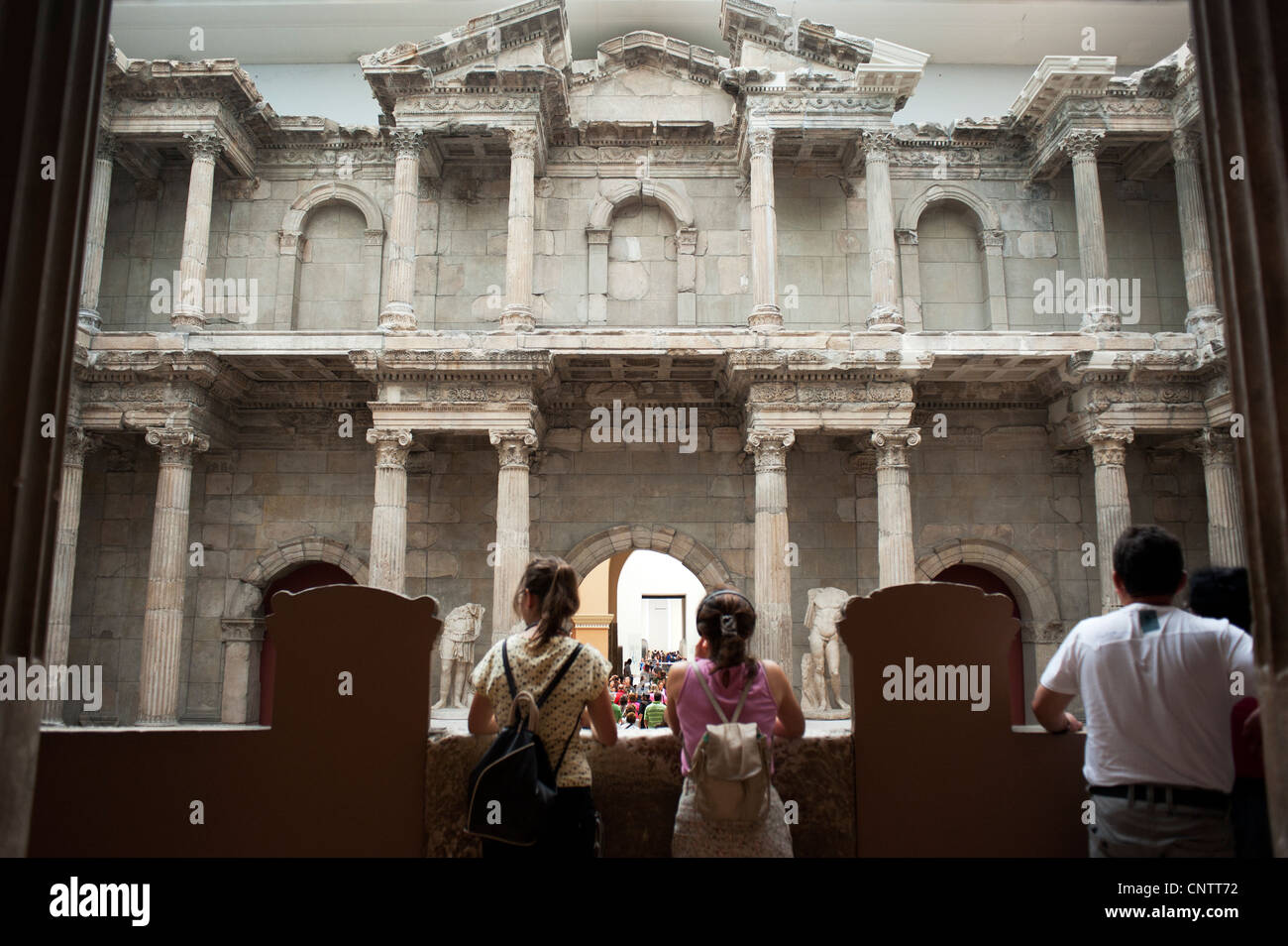 Besucher des Pergamon-Museum befindet sich auf der Museumsinsel in Berlin-Mitte, Blick auf das Markttor von Milet Stockfoto