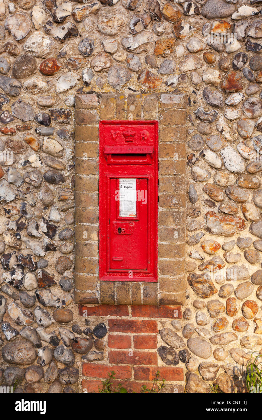 Viktorianischer Briefkasten traditionellen North Norfolk Stein und Flint Wand eingelassen. Cockthorpe. Stockfoto