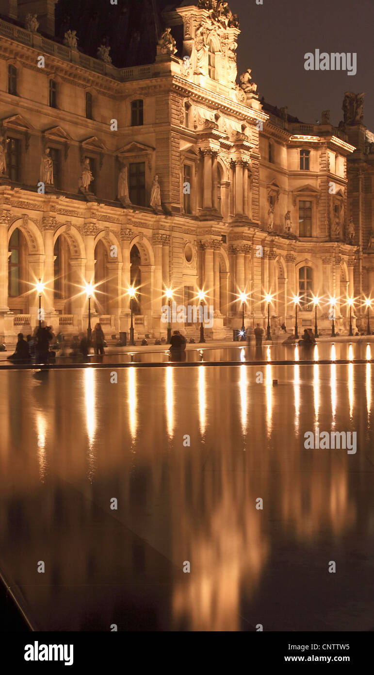 Widerspiegelnder Teich im Louvre, Paris, Frankreich Stockfoto