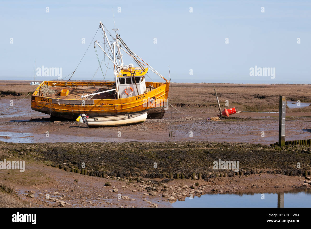 Leuchtend gelbe Hummer Fischerboot, Brancaster North Norfolk. Stockfoto