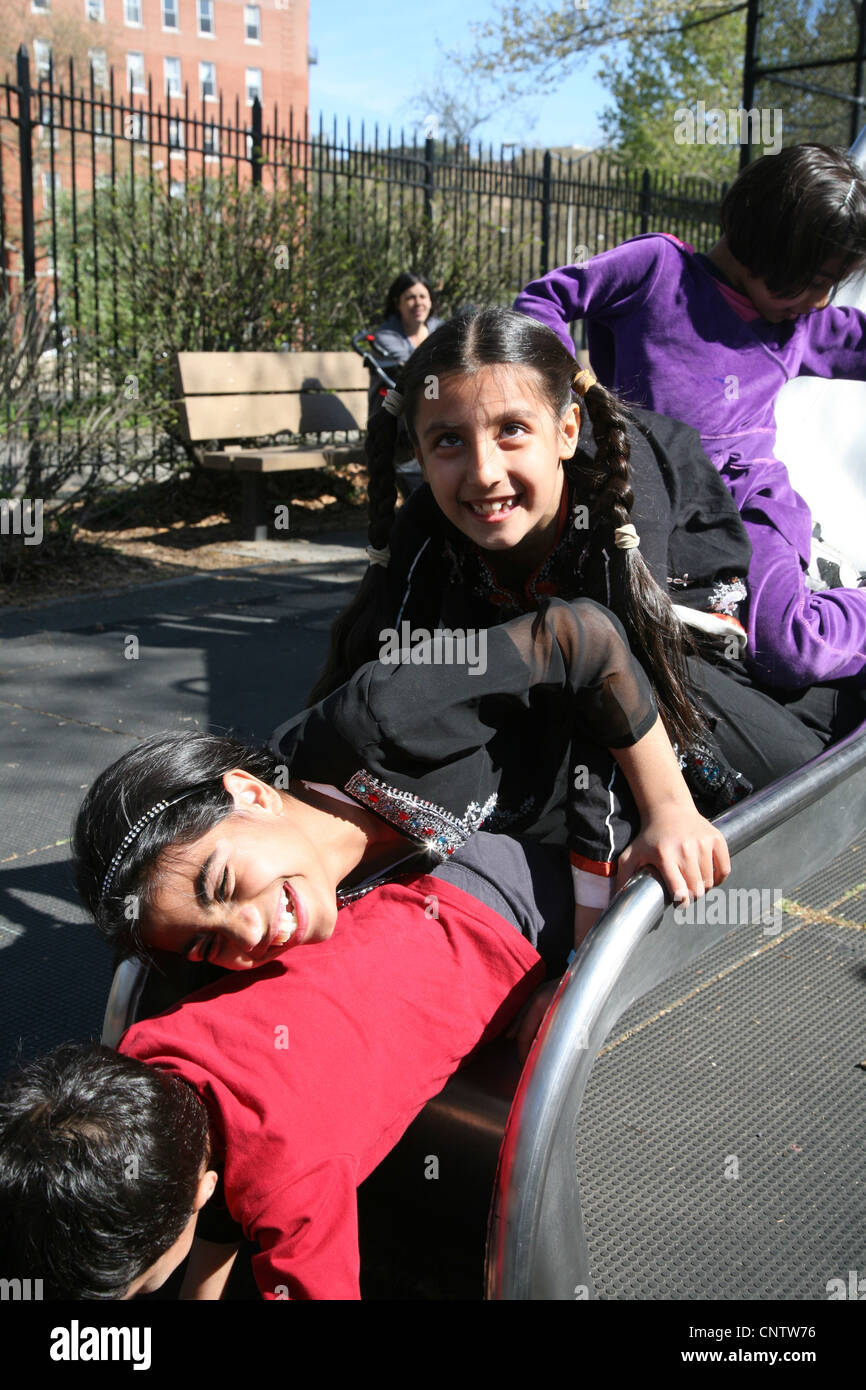 Multiethnische Gruppe von Kindern auf einem Spielplatz in Brooklyn, New York. Stockfoto