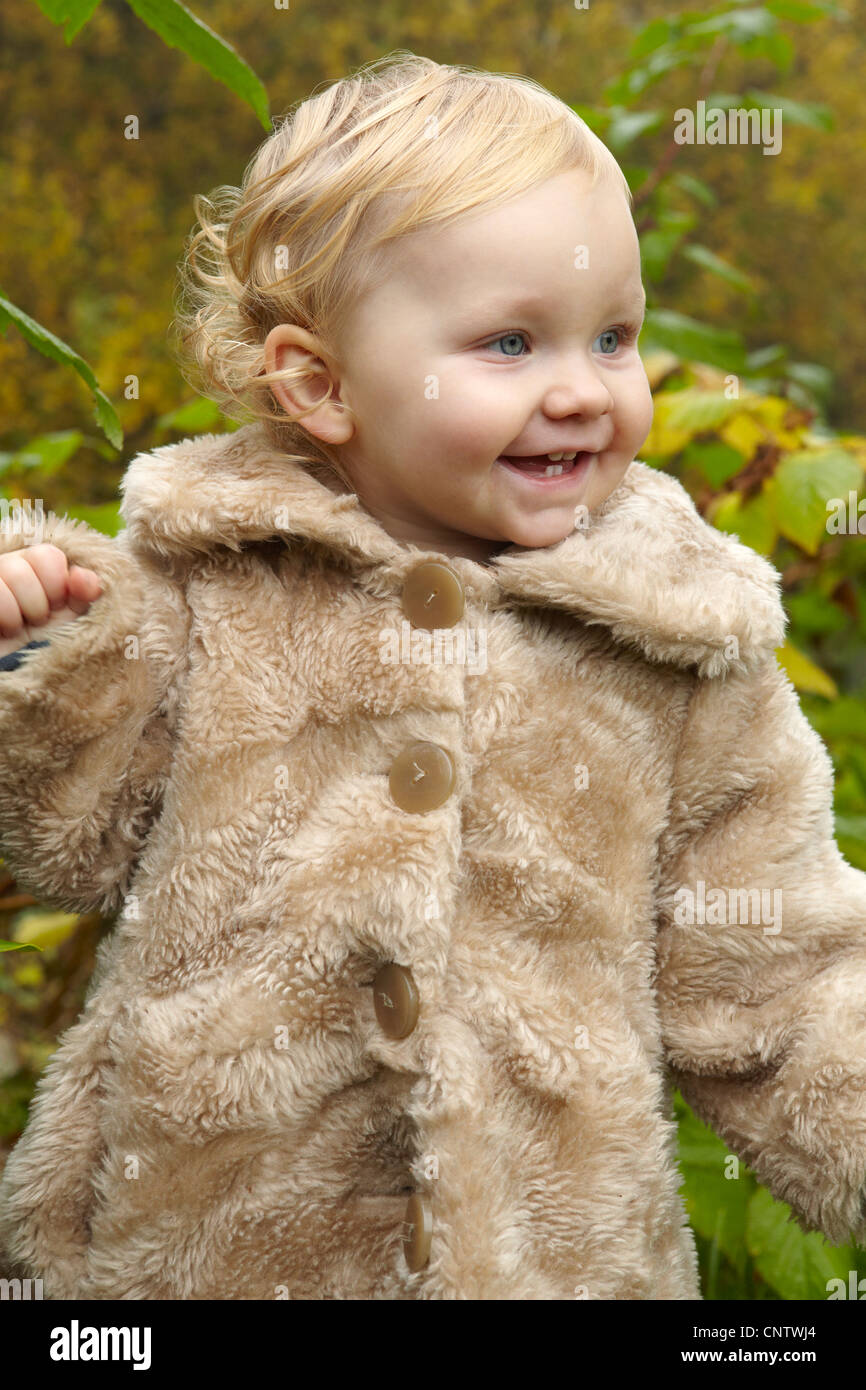 Kleinkind tragen fuzzy Mantel im freien Stockfoto