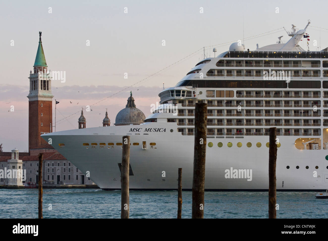 Europa, Italien, Venedig. Luxus-Liner betritt den Stadthafen Stockfoto