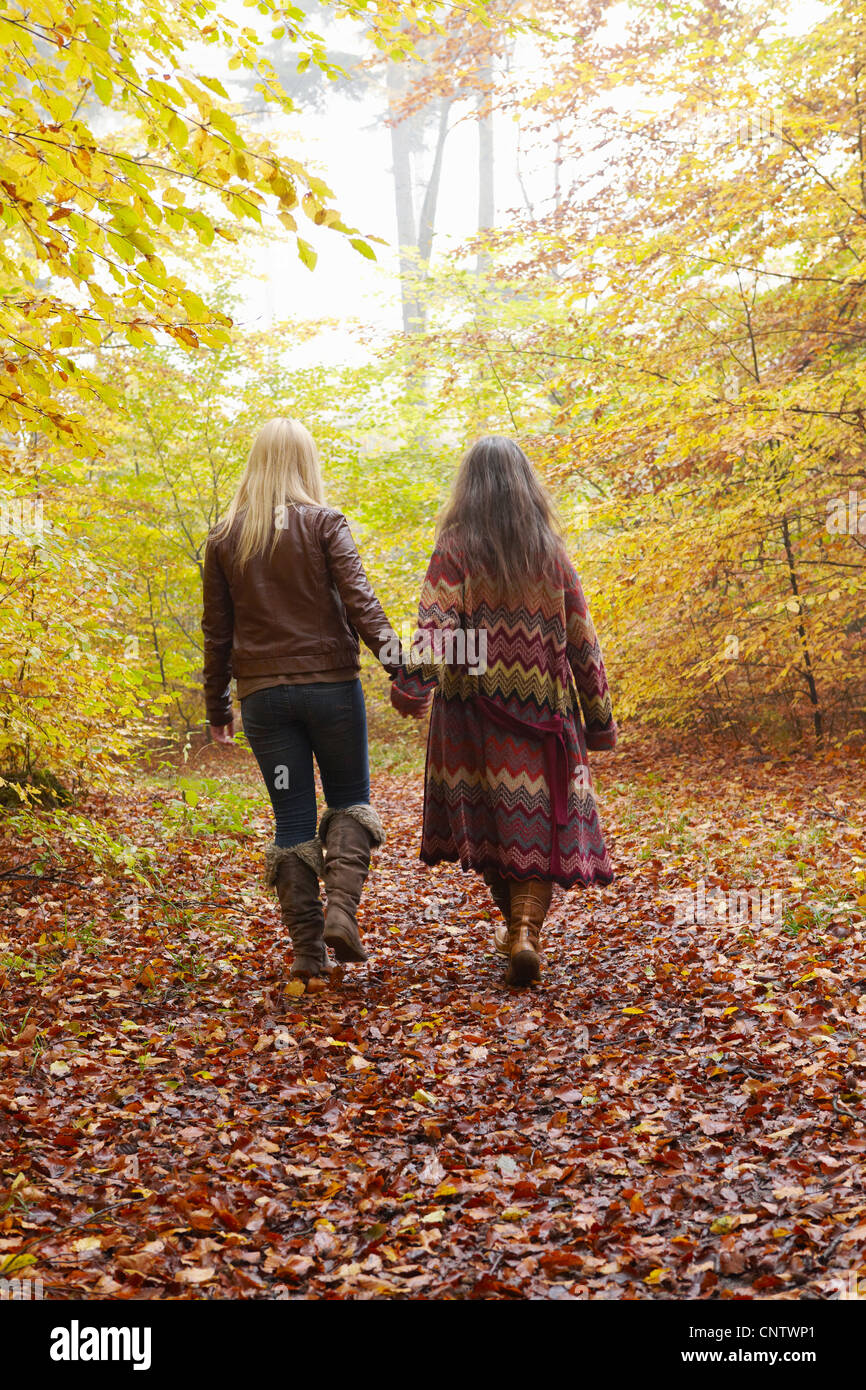 Mutter und Tochter im Wald wandern Stockfoto