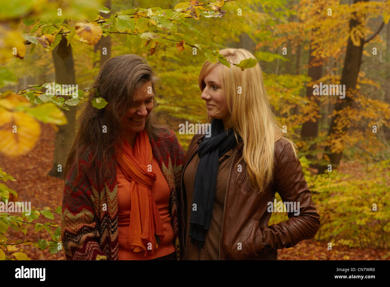 Mutter und Tochter sprechen im Wald Stockfoto