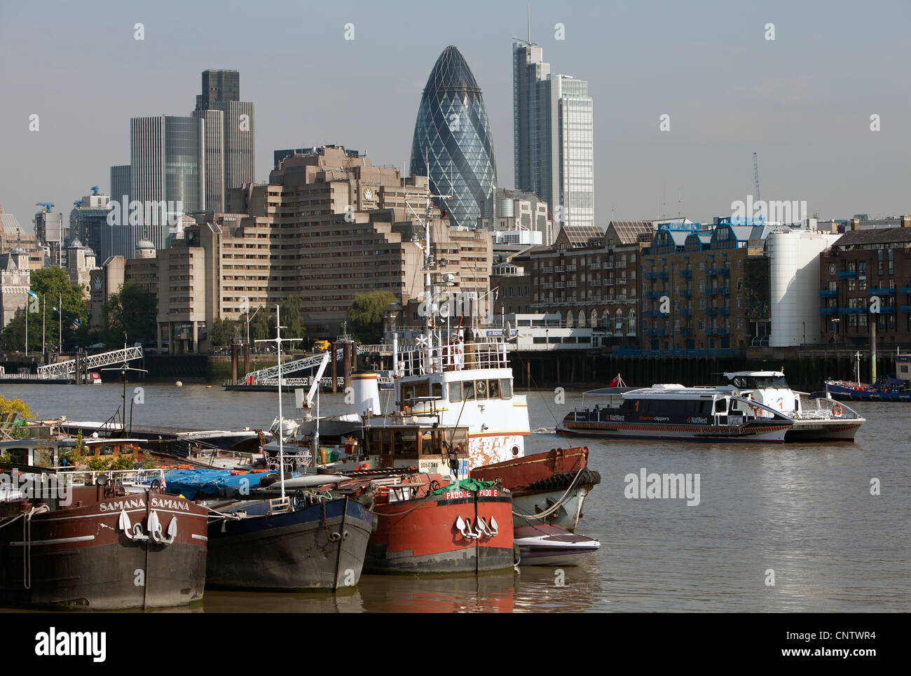 Der Londoner Skyline über Themse von Rotherhithe in Richtung St Katharine Docks, Guoman Tower Hotel und Gurke. Stockfoto