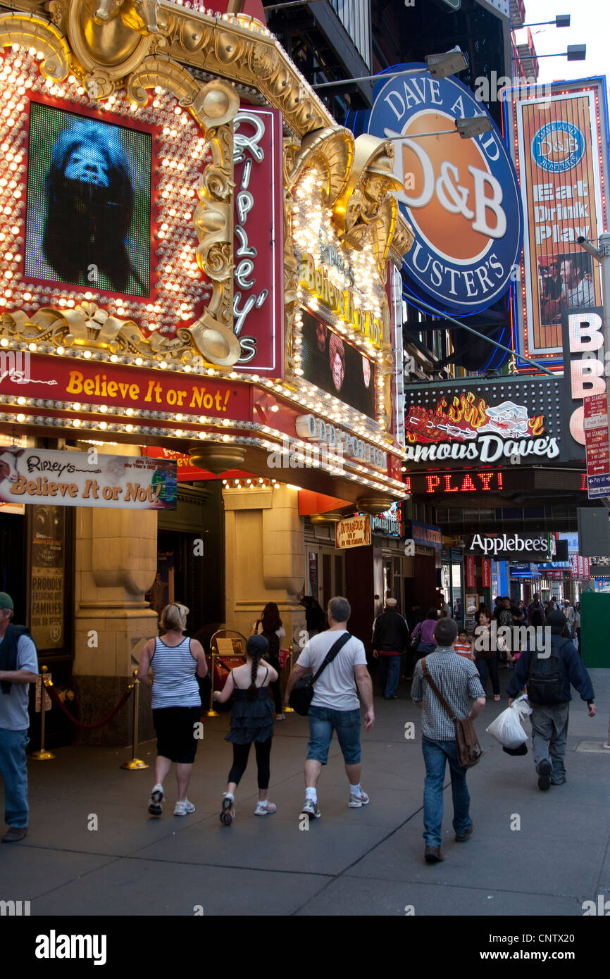 West 42nd Street mit seinen Einkaufs- und Unterhaltungsmöglichkeiten ist eine große touristische Attraktion in New York City Stockfoto