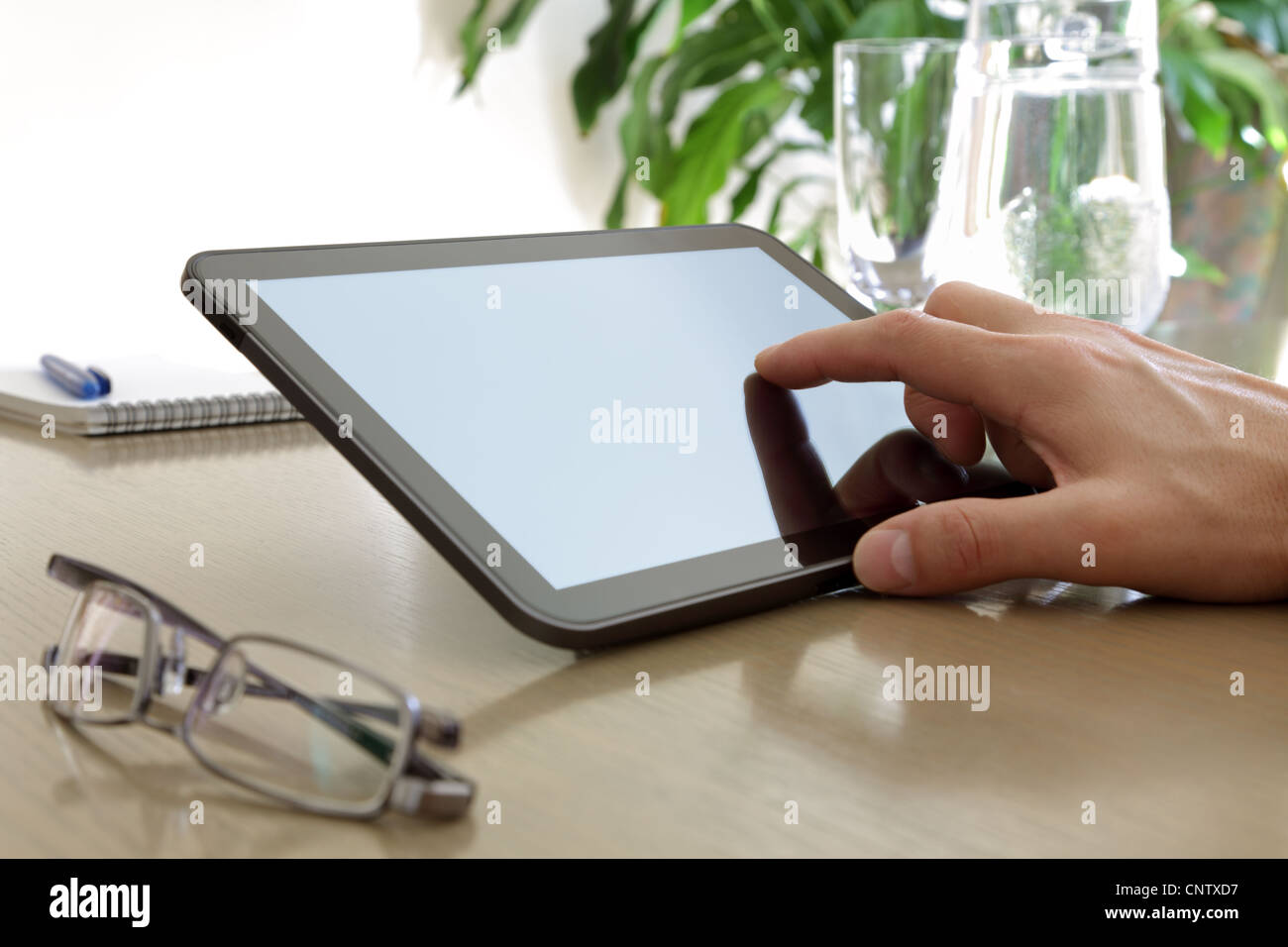 Finger berühren Bildschirm eines digitalen tablet Stockfoto