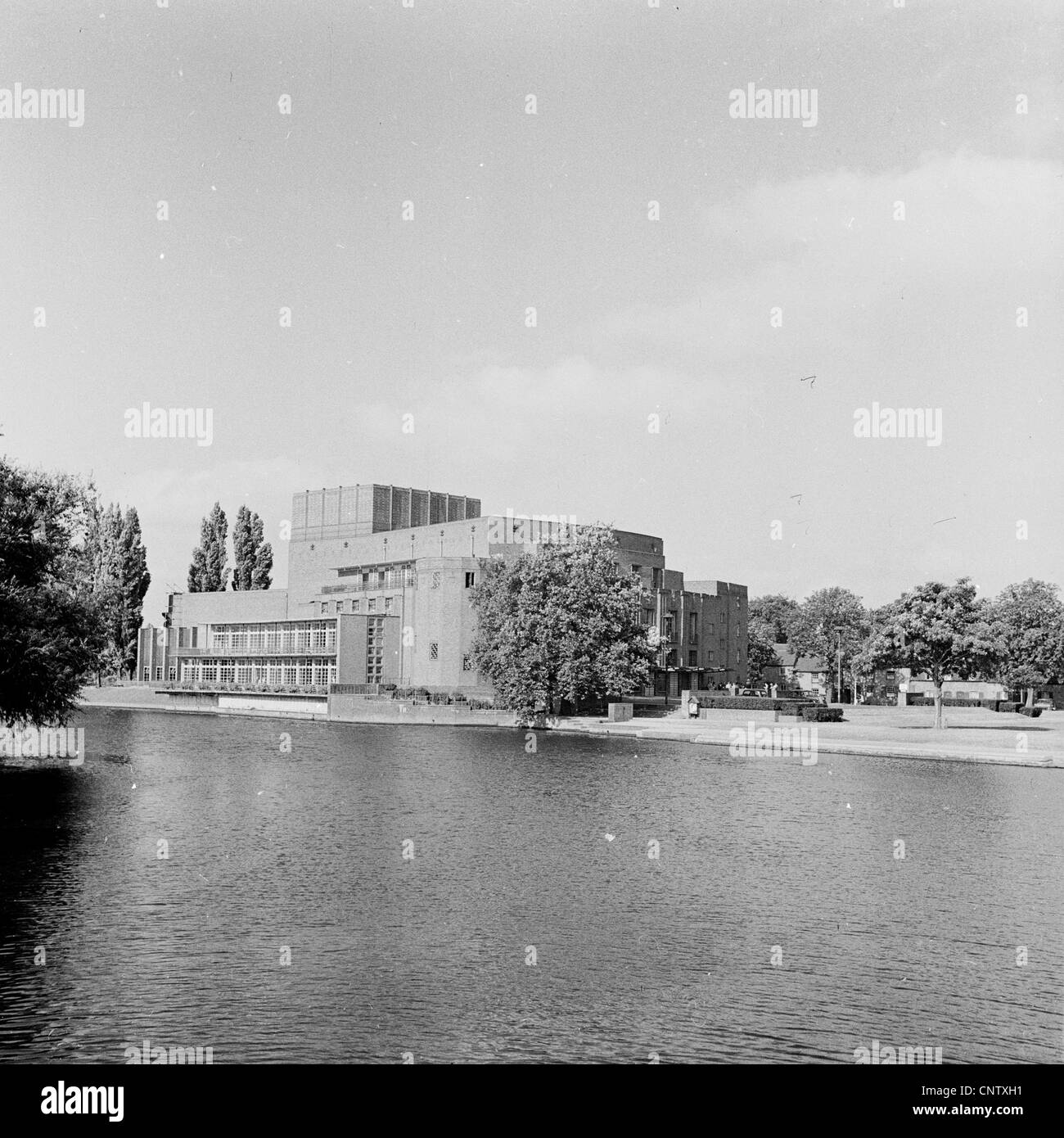 Historisches Bild from1960s Shakespeare-Theater am Fluss Avon, den berühmten elisabethanischen englische Dramatiker feiern. Stockfoto