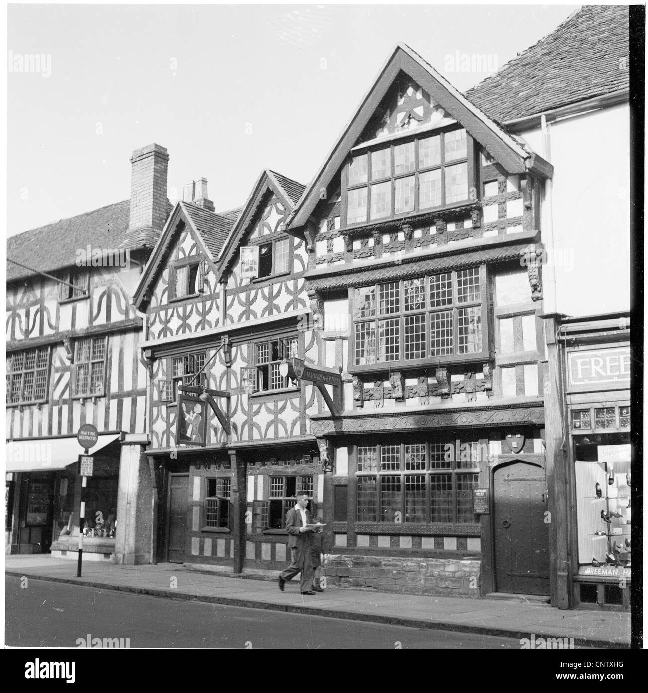 Historische Aufnahme aus den 1950er Jahren eines Gebäudes in Stratford-upon-Avon, dem Geburtsort des englischen Dramatikers William Shakespeare. Stockfoto