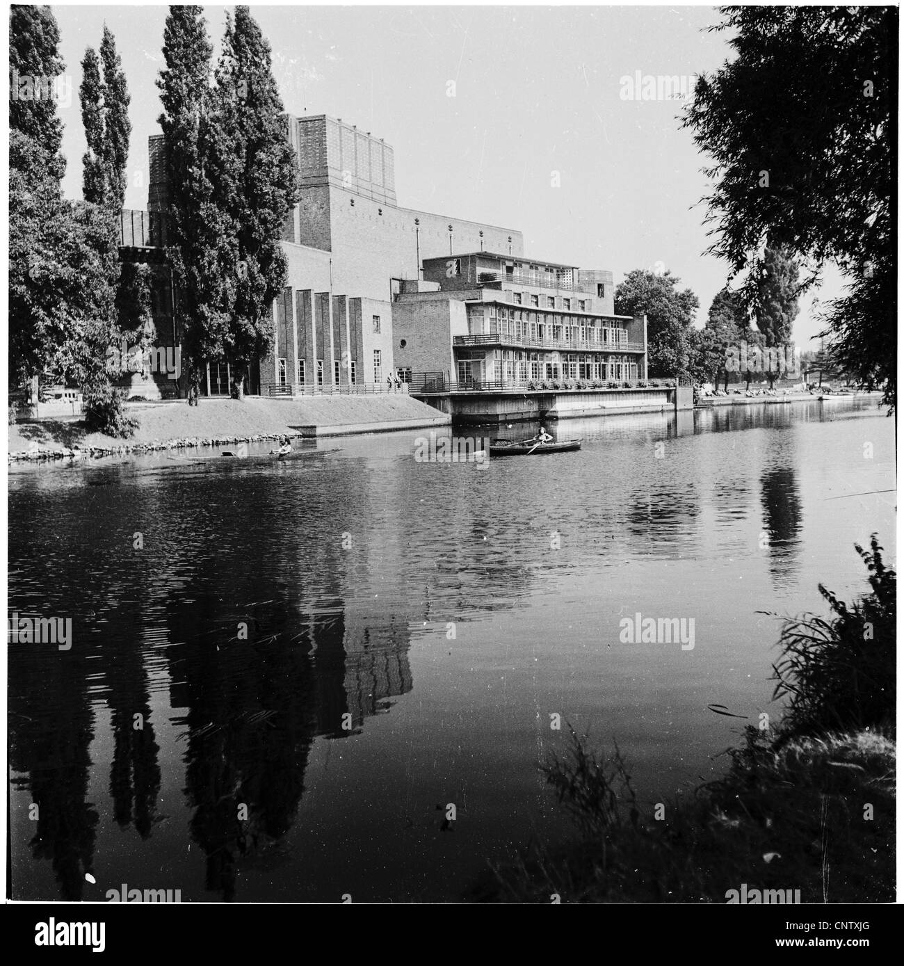 Historisches Bild from1960s Shakespeare-Theater am Fluss Avon, den berühmten elisabethanischen englische Dramatiker feiern. Stockfoto