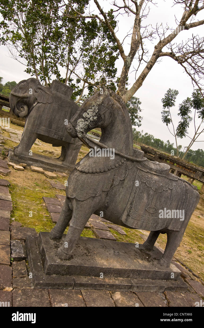 Vertikale Nahaufnahme von großen Pferd und Elefant Statuen an den Überresten der das Grab des Kaisers Tu Duc in der Nähe von Hue. Stockfoto