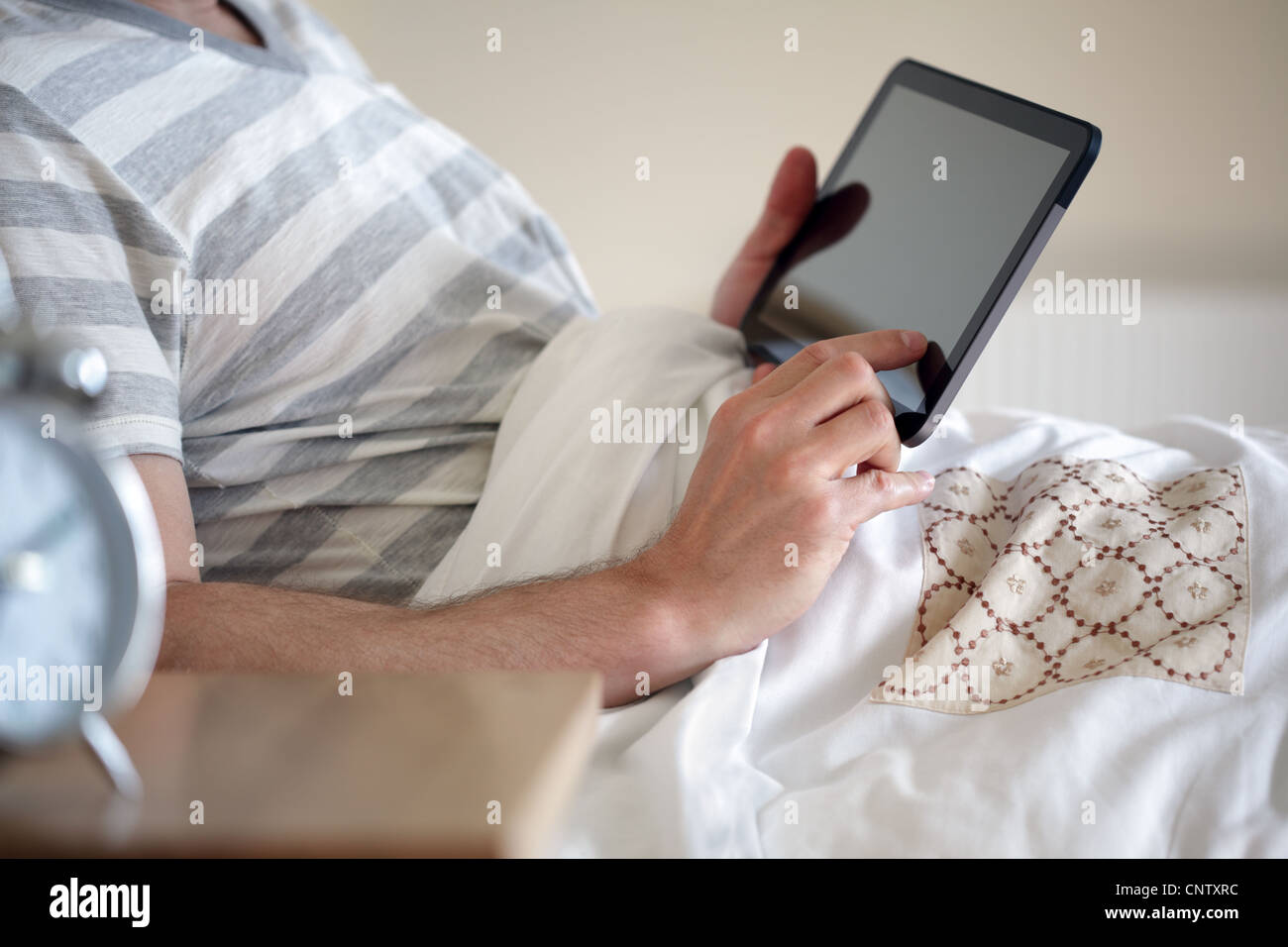 Digital-Tablette im Bett Stockfoto