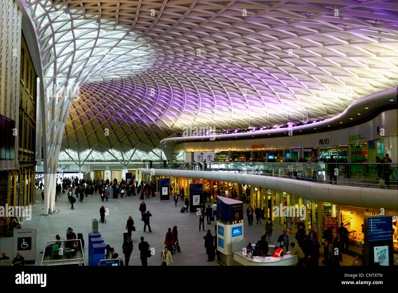 Neues Dach am Kings Cross St. Pancras Station, London, England Stockfoto