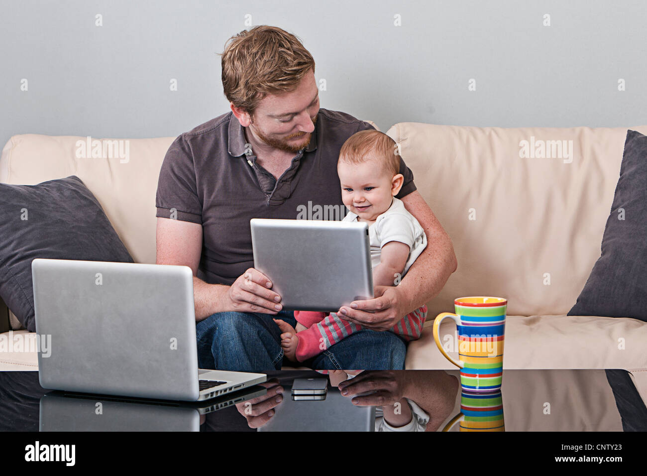 Vater mit Tochter Lesung iPad Tablet Stockfoto