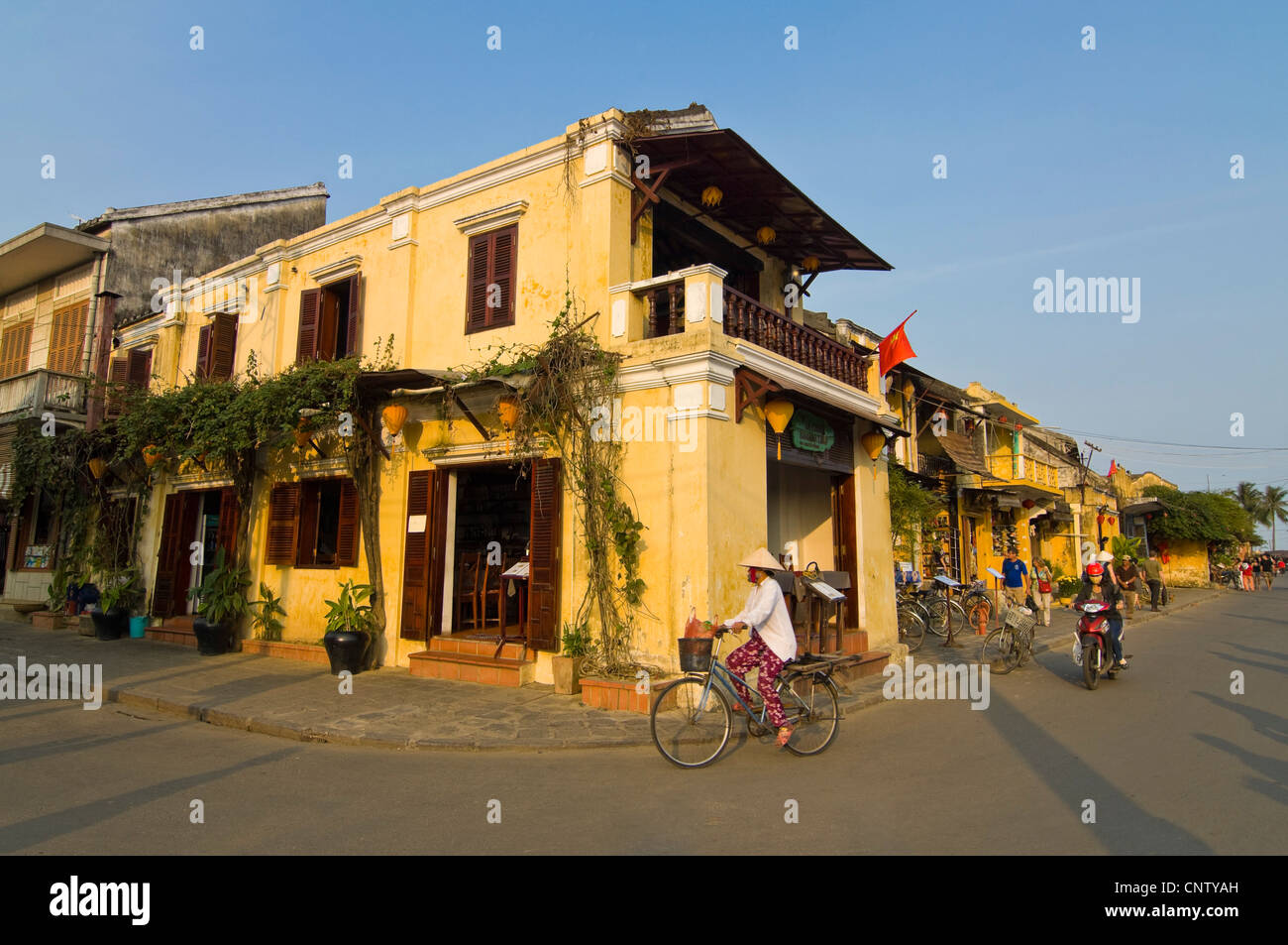Horizontale Stadtbild Blick entlang Bạch Đằng Straße in der Altstadt von Hoi An, Vietnam an einem sonnigen Abend. Stockfoto
