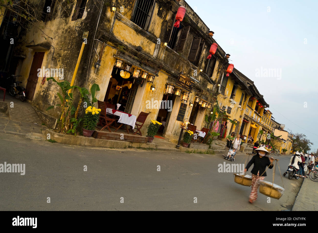 Horizontale Stadtbild Blick entlang Bạch Đằng Straße in der Altstadt von Hoi An, Vietnam an einem sonnigen Abend. Stockfoto