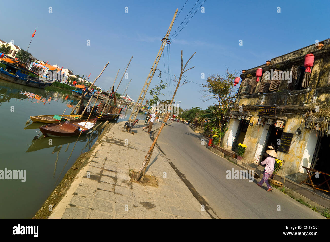 Horizontale Ansicht der Boote auf dem Thu Bồn Flussmündung durch das Zentrum von Hoi An Altstadt, Vietnam fließt. Stockfoto