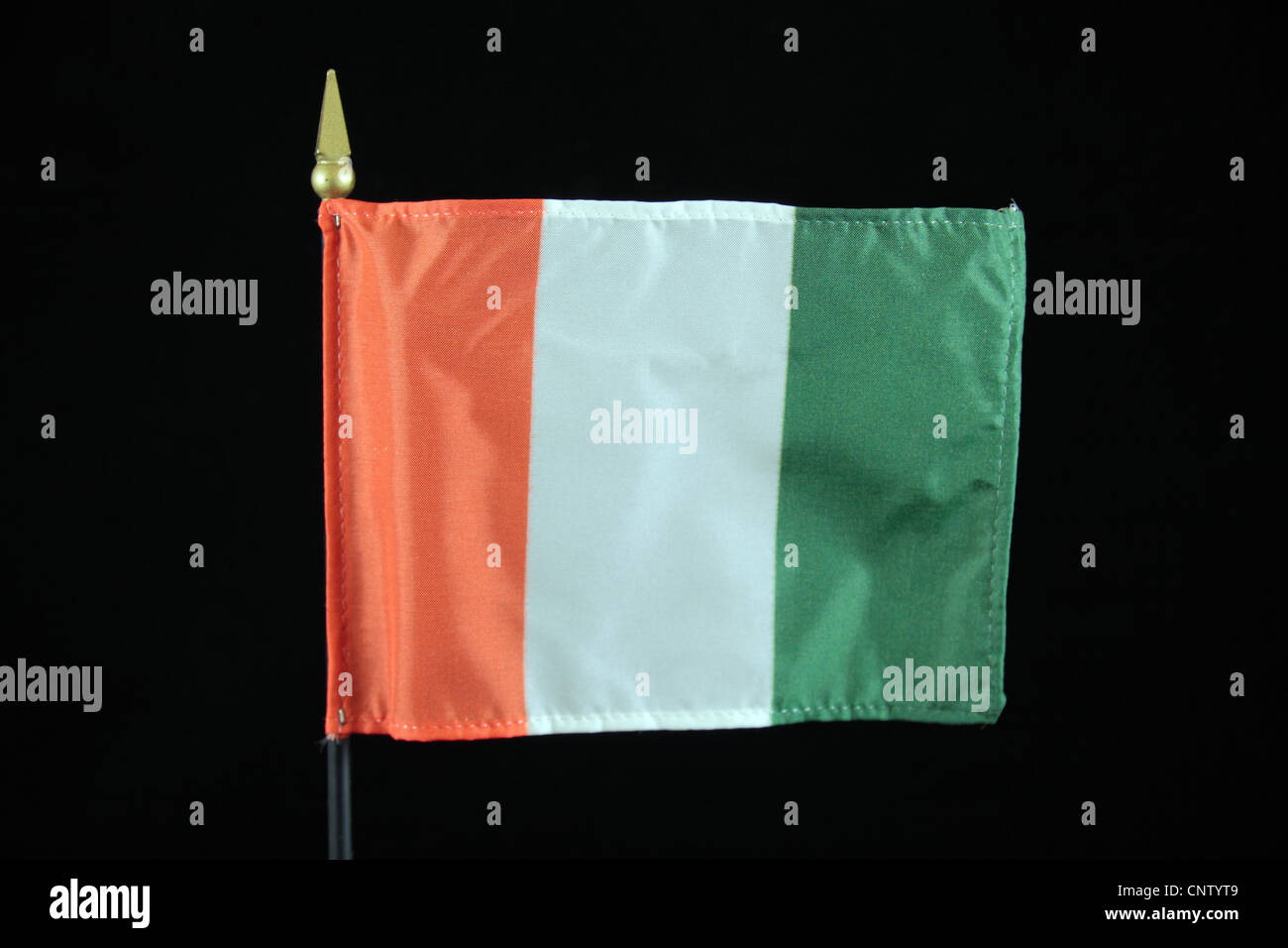 Die Nationalflagge der Republik Irland auf einem schwarzen Hintergrund. Stockfoto